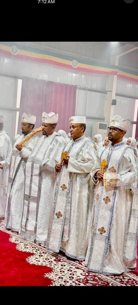 ካህናት በቅዳሴ አገልግሎት ላይ 1