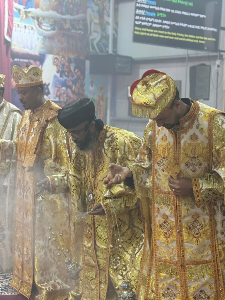 ካህናት በቅዳሴ አገልግሎት ላይ 9