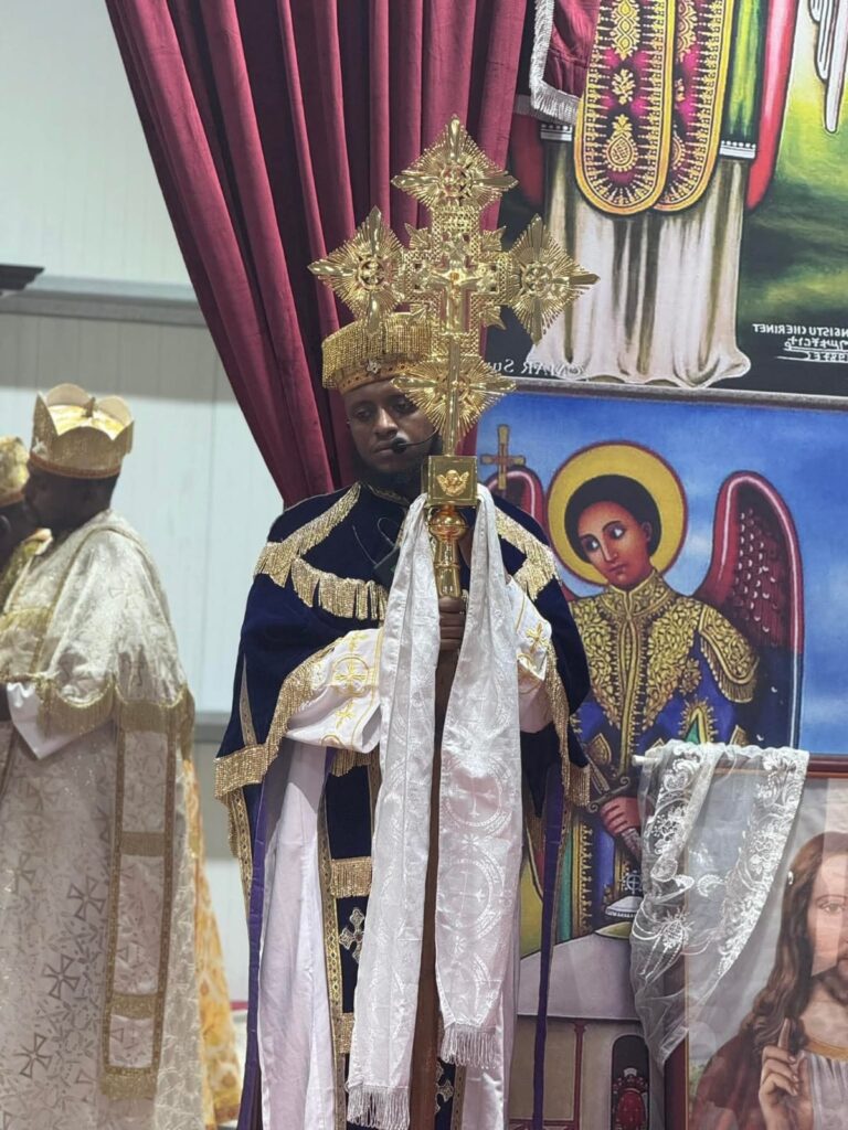 ካህናት በቅዳሴ አገልግሎት ላይ 10