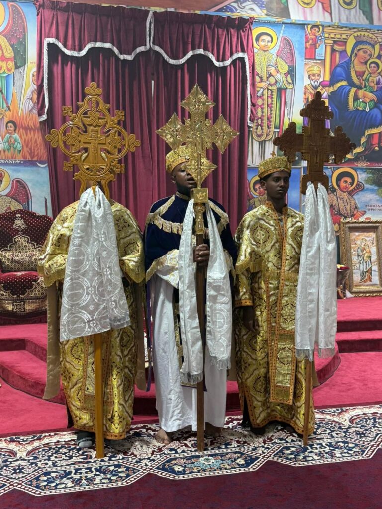 ካህናት በቅዳሴ አገልግሎት ላይ 12