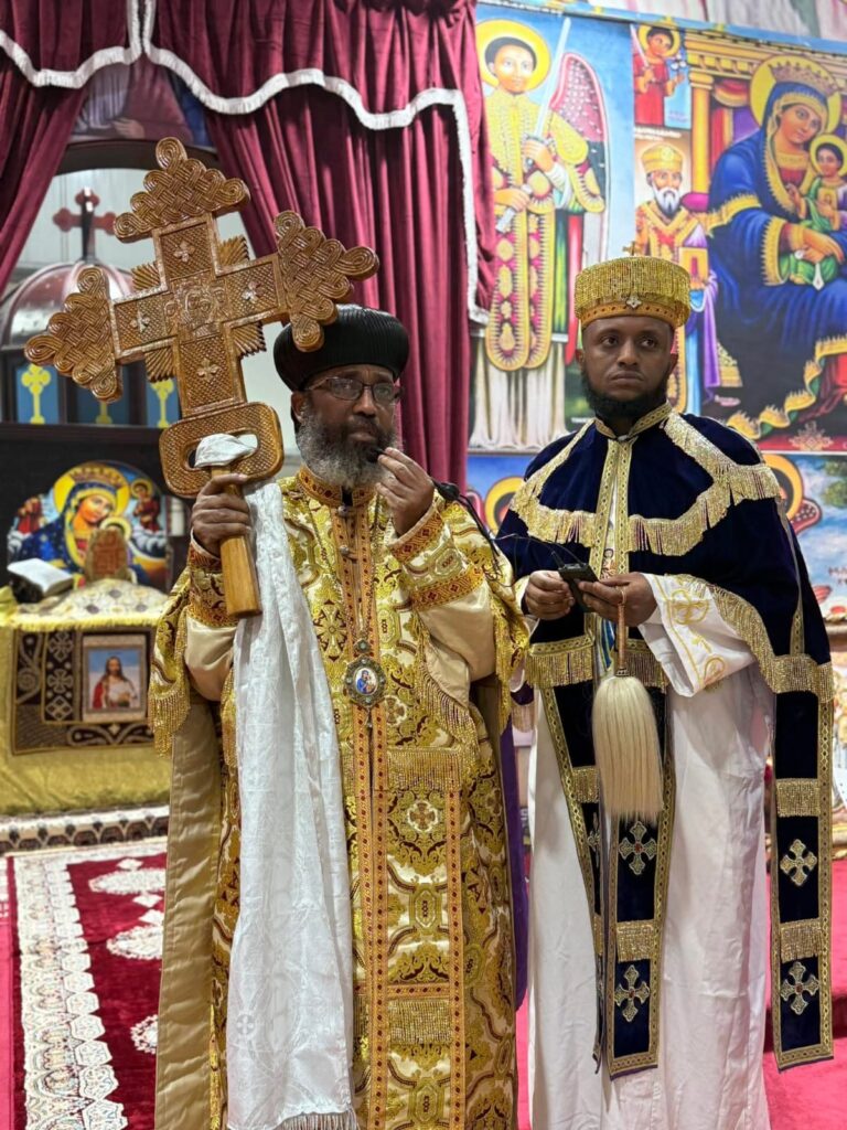 ካህናት በቅዳሴ አገልግሎት ላይ 13