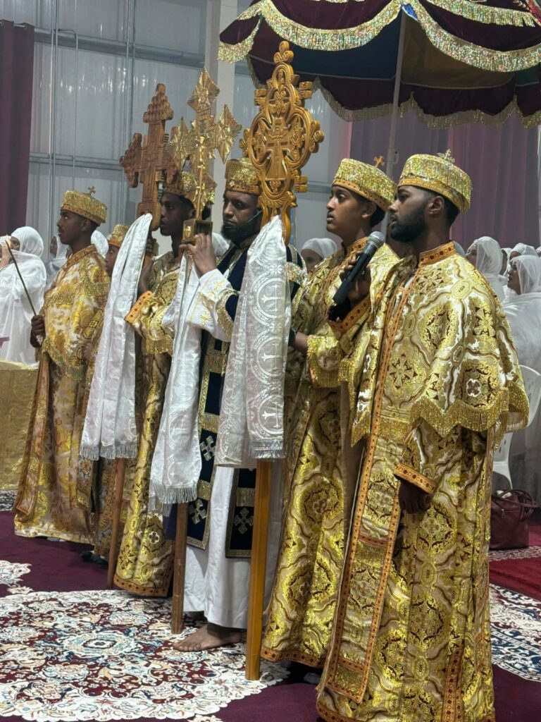 ካህናት በቅዳሴ አገልግሎት ላይ 14