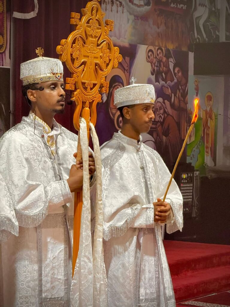 ካህናት በቅዳሴ አገልግሎት ላይ 2