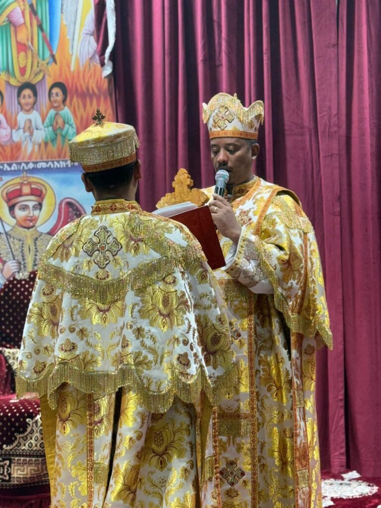 ካህናት በቅዳሴ አገልግሎት ላይ 4