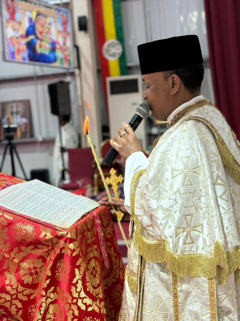 ካህናት በቅዳሴ አገልግሎት ላይ 5