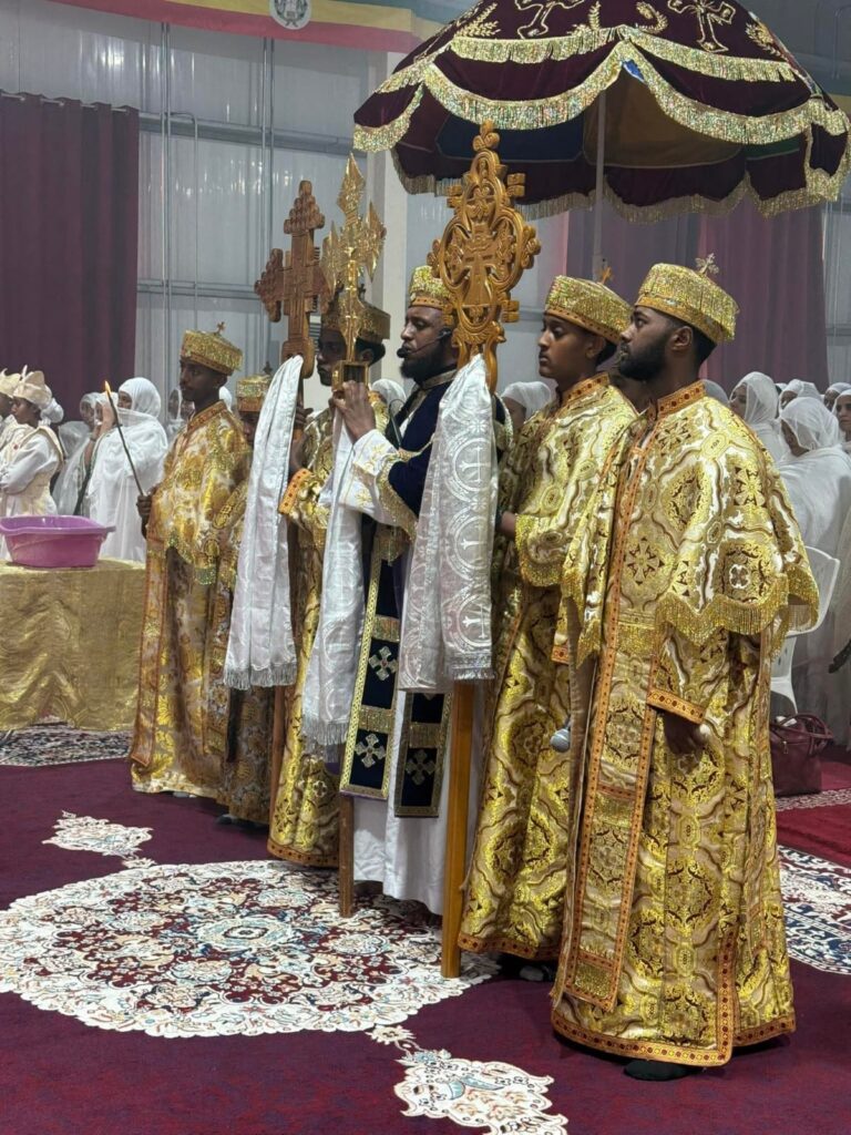 ካህናት በቅዳሴ አገልግሎት ላይ 6